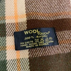 WOOL TOUCH FRINGE WINTER SCARF VINTAGE HAND WASH MADE IN KOREA GREAT COND.